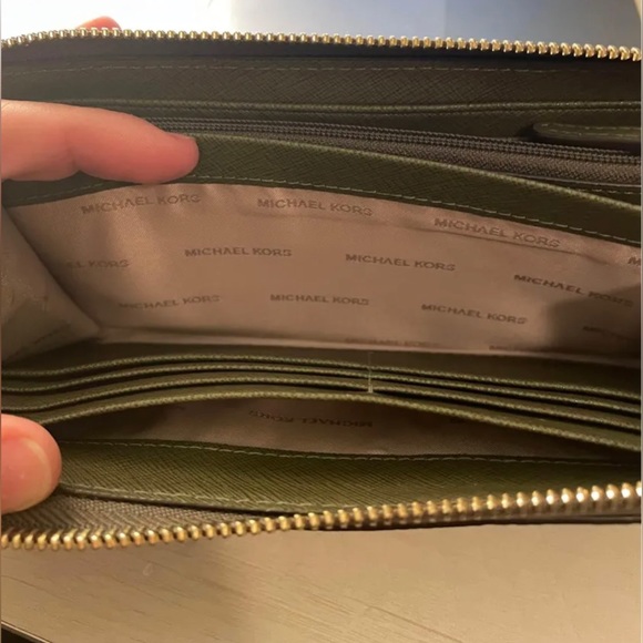 Michael Kors AUTHENTIC Olive Wallet - zip closure, gold accents - Picture 4 of 5